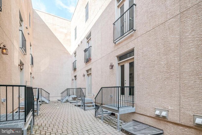 Building Photo - 2012 W Girard Ave