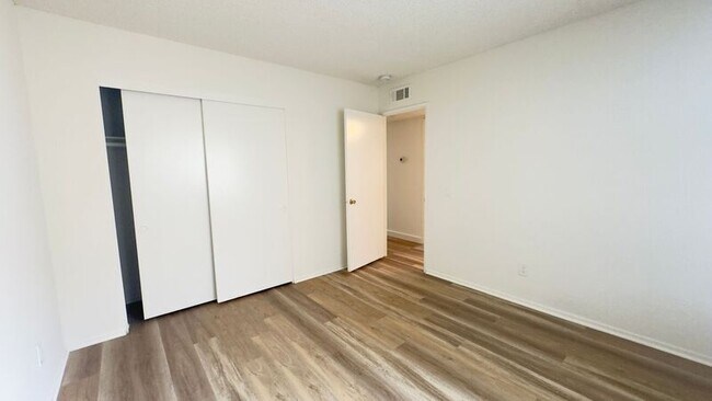 Building Photo - 1520 N California Ave