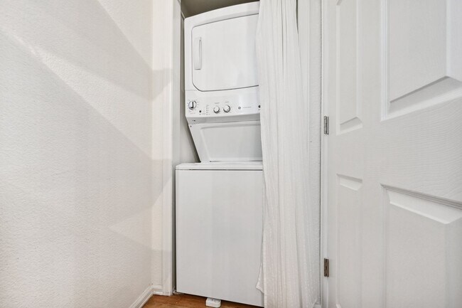 Building Photo - Amazing Arvada Upstairs Duplex Available Now!