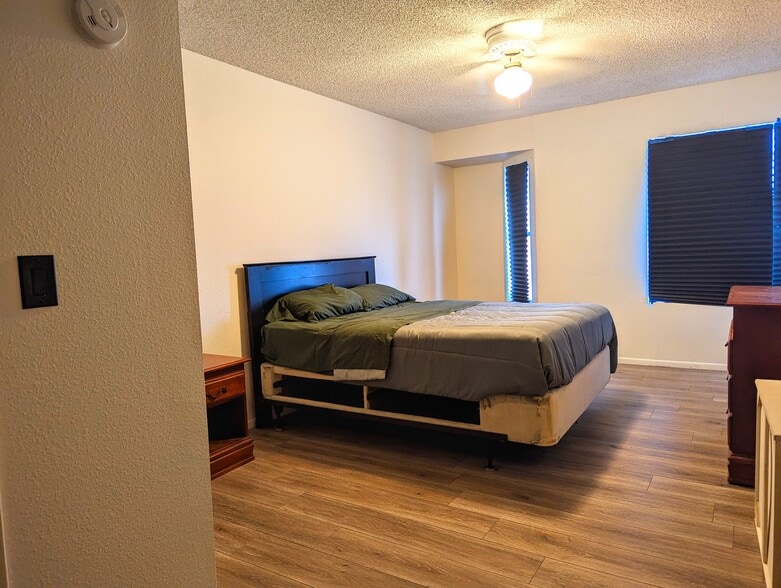 Building Photo - 4406 W Palmaire Ave