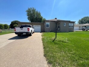 Building Photo - East Side 2 Bed/2 Bath w/ Bonus Room!
