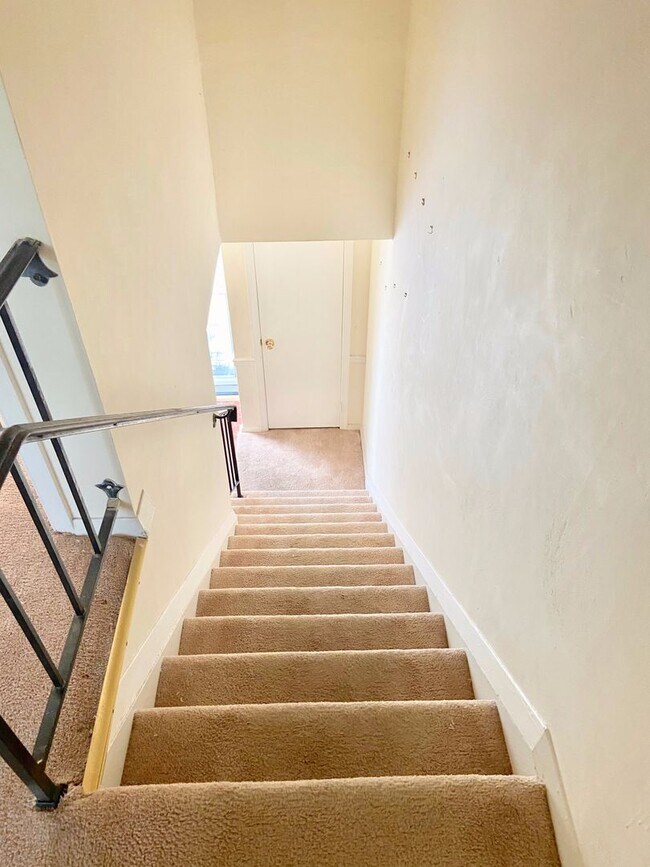 Building Photo - 2BD/1.5BA  Brick Townhouse  Washer/ Dryer Included!