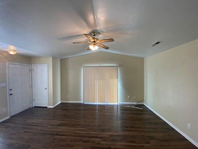 Building Photo - 3 bed, 2 bath Twin Home