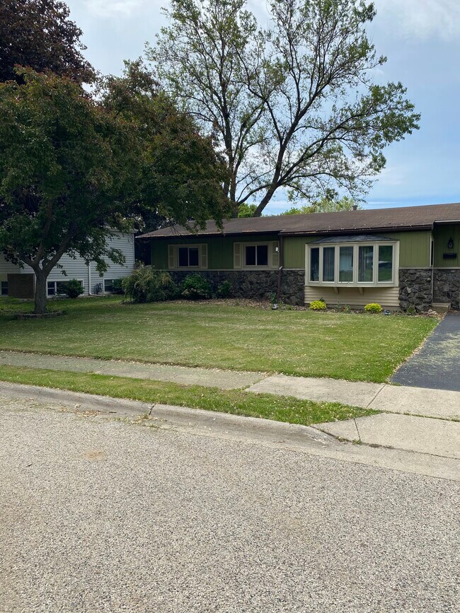 Building Photo - 4011 Maple Ave