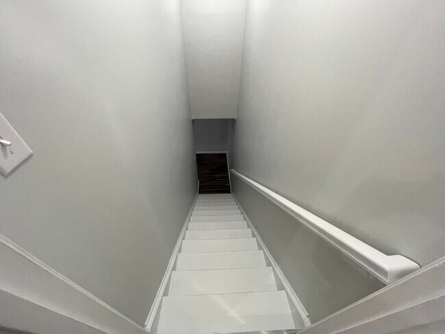 Building Photo - 3 Bedroom Home With Full Basement For Rent