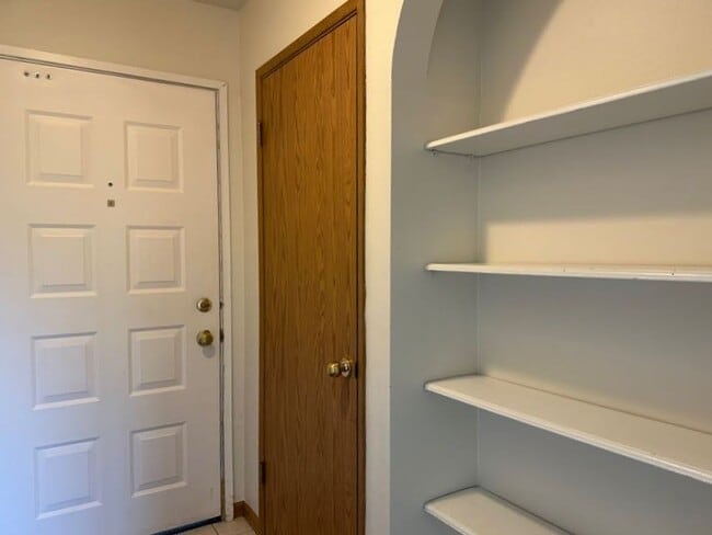 Building Photo - 2 Bedroom 2 bath home with water and mount...