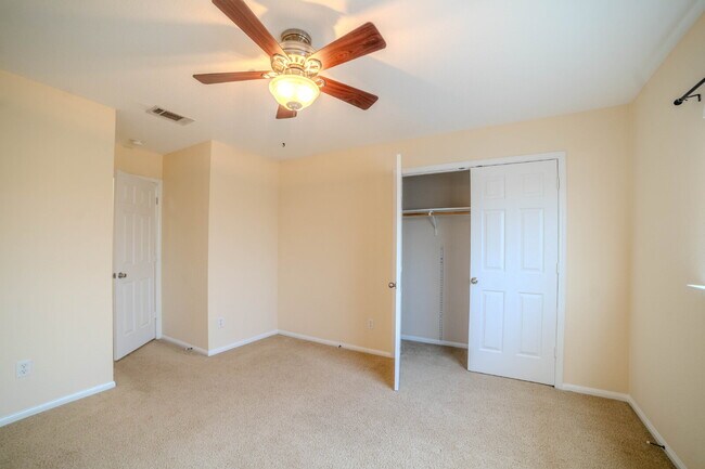 Building Photo - "Spacious 4-Bedroom Retreat with 2.5 Baths...