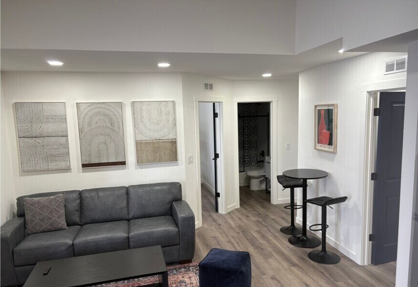 Building Photo - 18 Pine Dr