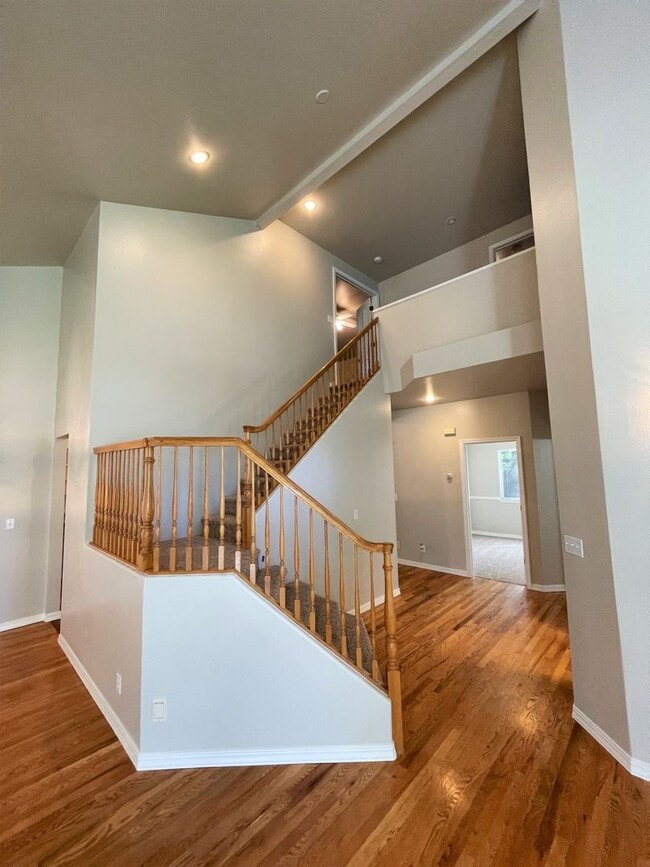 Building Photo - Beautiful 5bd 3ba home on corner lot, Edge...