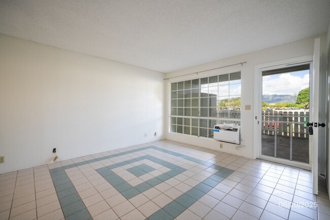 Building Photo - MOVE IN READY! 2/1.5/2 Renovated Unit, Cen...