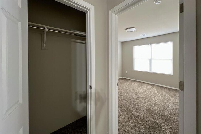 Building Photo - 4301 Driftwood Dr