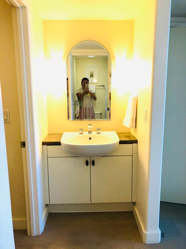 Bathroom in Master bedroom with tub - 801 S King St