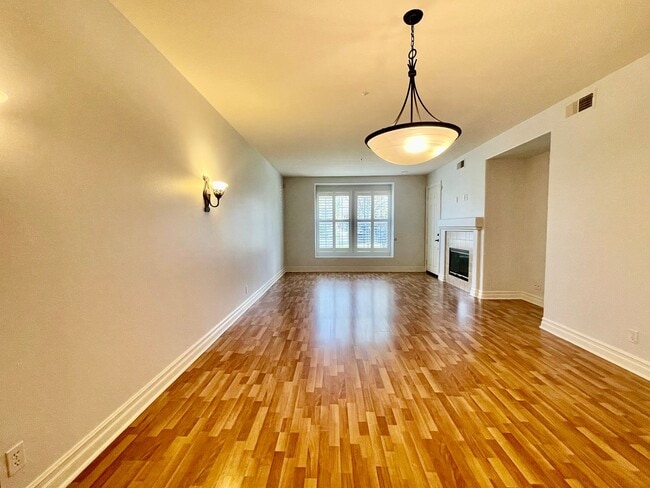 Building Photo - Gorgeous Townhome in Northpark Square