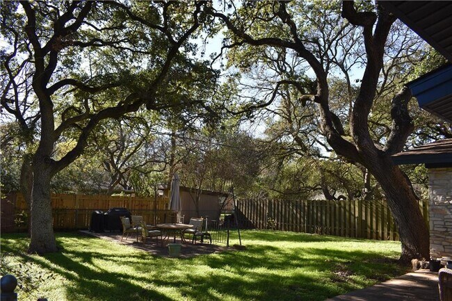 Building Photo - 2001 Oakglen Dr