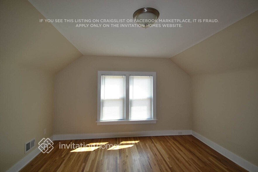 Building Photo - 3962 Van Buren St NE