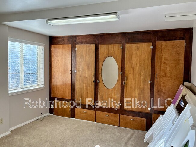 Building Photo - 385 Fir St