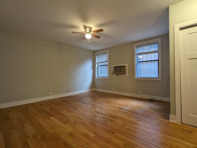 Building Photo - 833 W Wolfram St