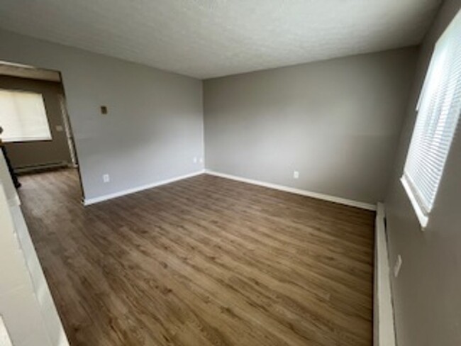 Building Photo - Newly Updated 2 BR/ 1 BA townhome MOVE-IN ...