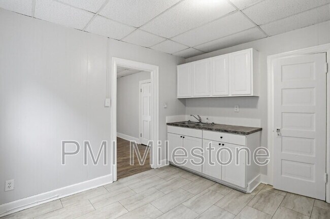 Building Photo - 207 N Mulberry St