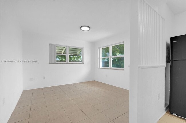 Building Photo - 2435 Plunkett St