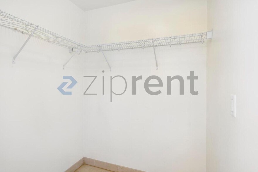 Building Photo - Unit 313