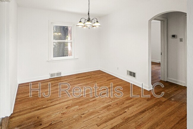 Building Photo - 1305 S New Florissant Rd