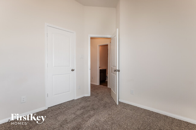 Building Photo - 15149 Meadow Glen S