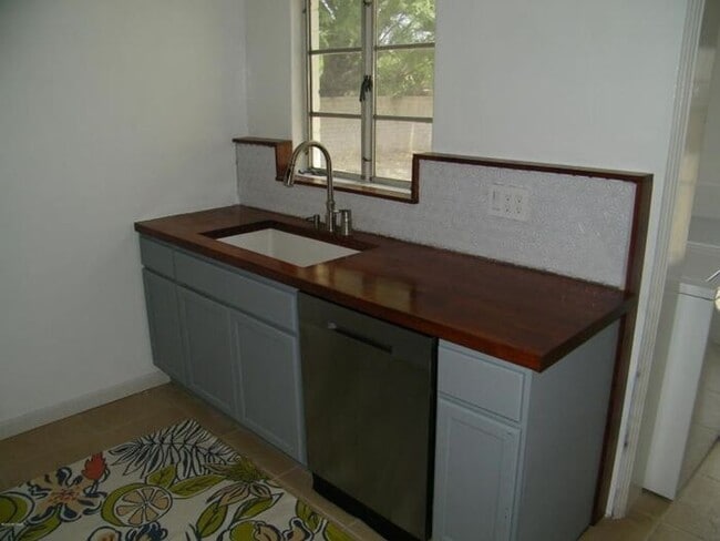 Building Photo - Charming Tucson 3-Bedroom Home with Spacio...
