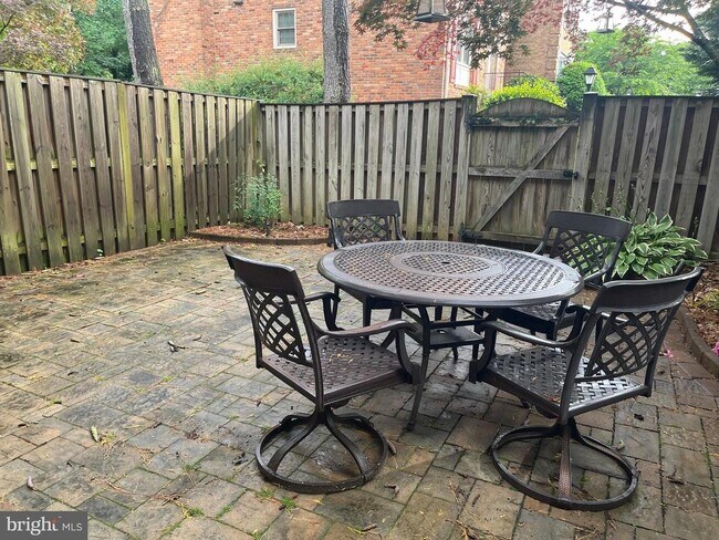Building Photo - 6929 Mclean Park Manor Ct