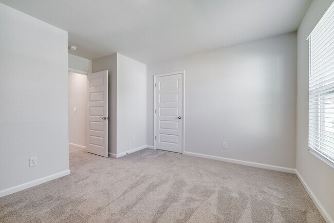 Building Photo - Spacious 4-Bedroom Home in Sought-After Lo...
