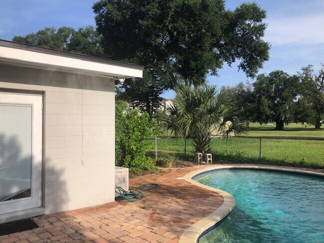 Building Photo - 3/1 -1/2 POOL HOME IN CASSELBERRY