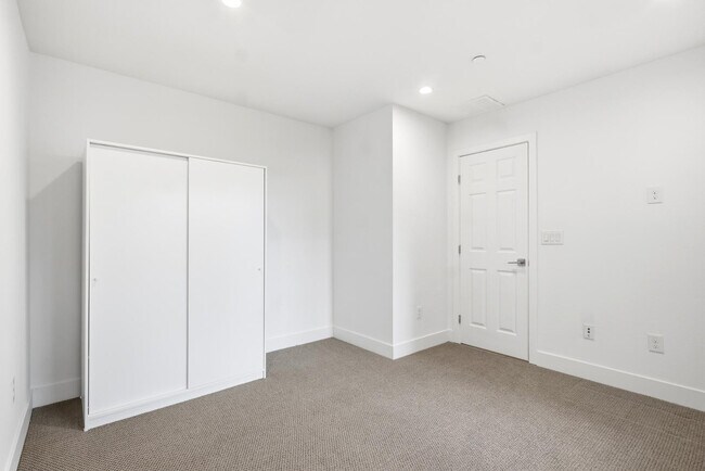 Building Photo - 820 N 8th Ave