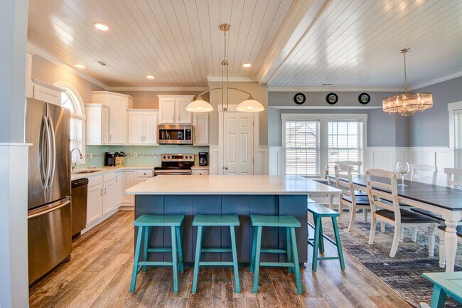 Building Photo - Oceanfront- Pet Friendly- Fully Furnished-...