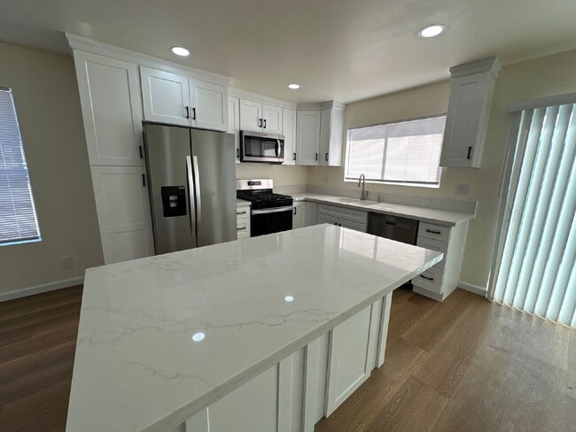 Building Photo - Single level 3BR, 2 BA, 2 car garage