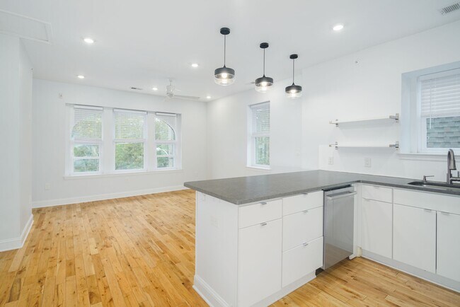 Primary Photo - 4300 Larchwood Ave