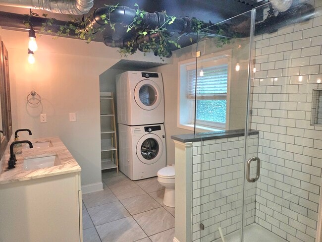 Building Photo - 6126 Netherwood Dr
