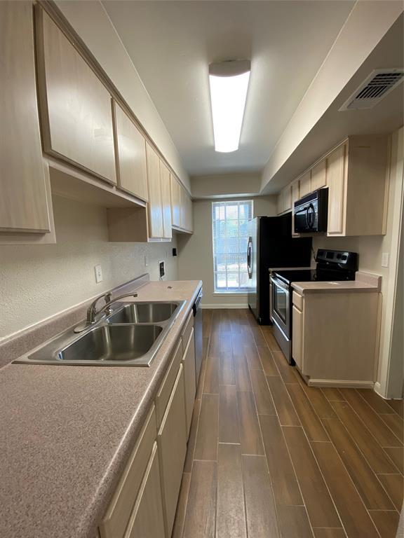 Building Photo - 7950 Grove Ridge Dr