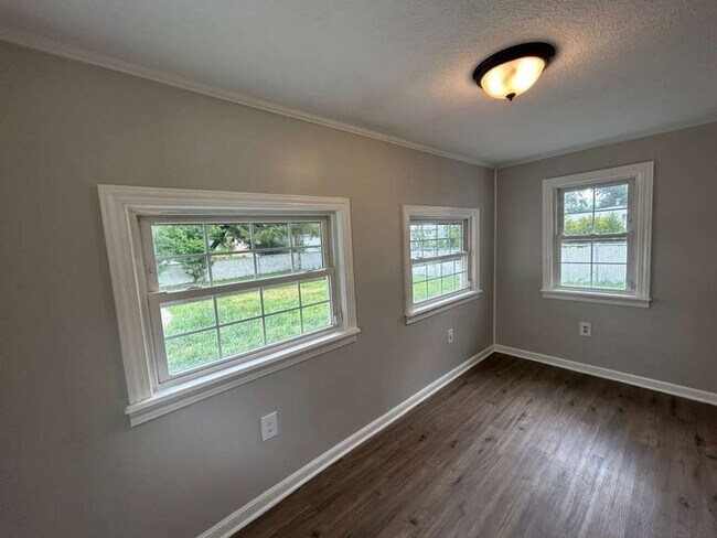 Building Photo - 26901 Farringdon Ave