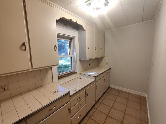 Building Photo - PRIVATE, COZY 2-3 BDRM 1.5 BATH HOME W/ HU...