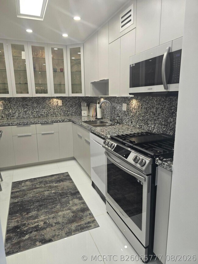 Building Photo - 2030 S Ocean Dr