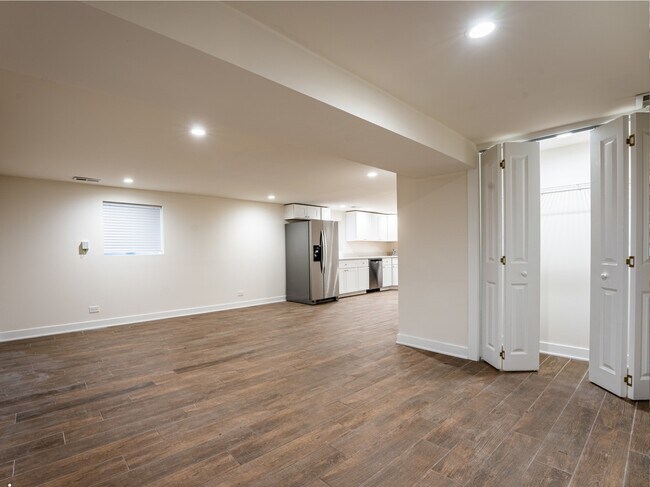 Building Photo - 5117 W Cullom Ave