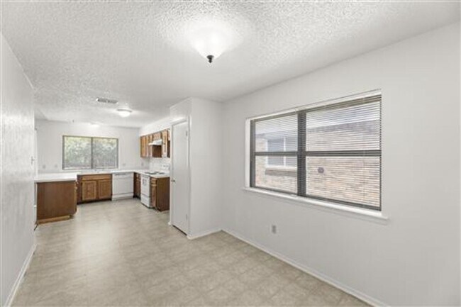 Building Photo - 2205 Foxcroft Ln