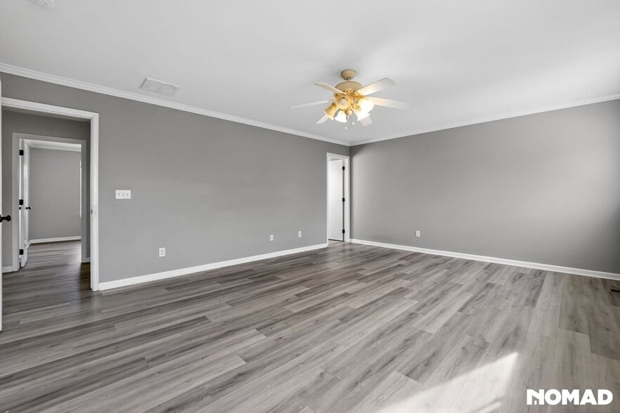 Building Photo - 454 E 77th Pl