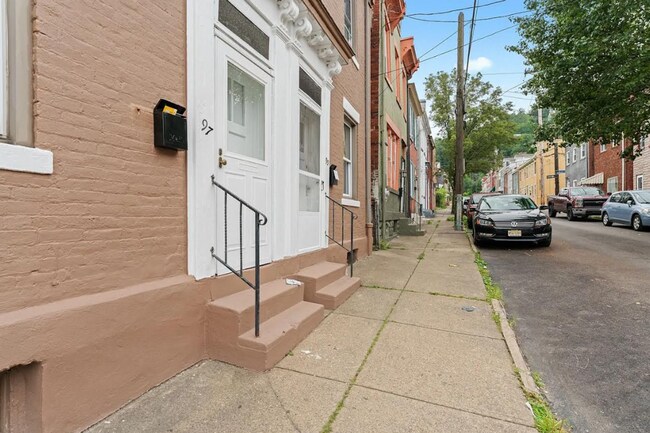 Building Photo - Beautiful 2 Bedroom home in South side ava...
