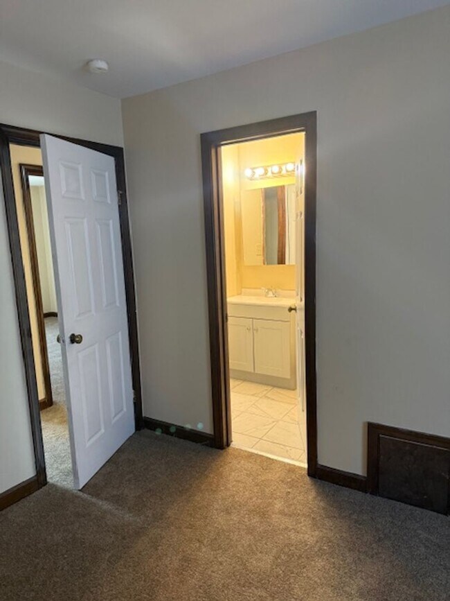 Building Photo - Three Bedroom 1.5 Bath Townhouse in Wester...