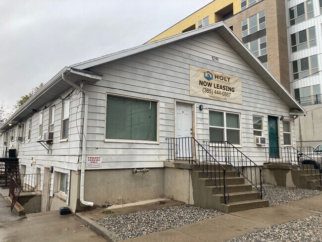 Primary Photo - Cozy 1 Bedroom 1 Bathroom Apartment *Move ...