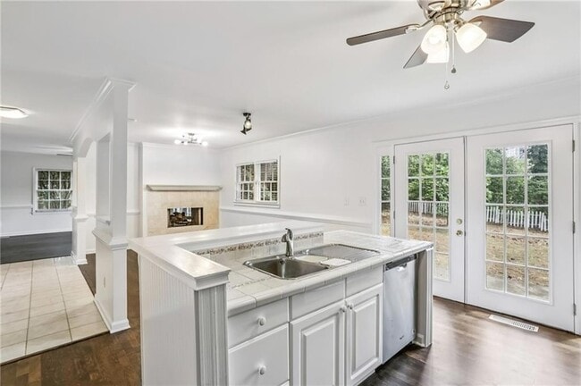 Building Photo - 2581 Sharondale Dr NE