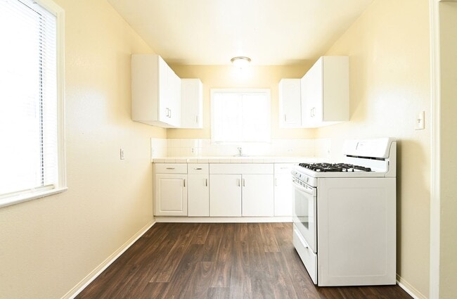 Building Photo - COMING SOON - House - 2 Bedrooms / 1 Bathr...
