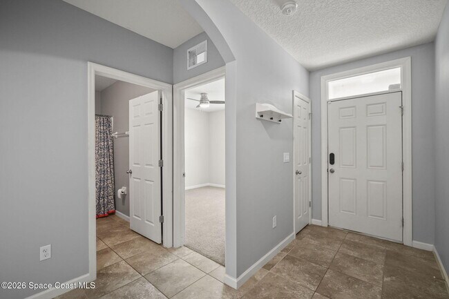 Building Photo - 548 Coyote Dr