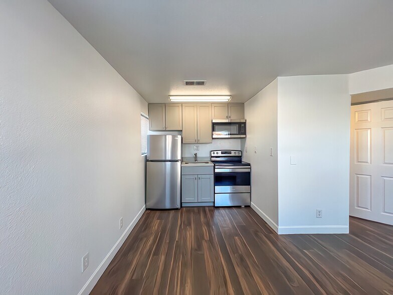 Building Photo - 317 N 17th Dr